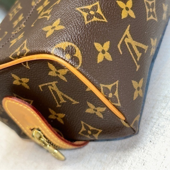 AUTHENTIC Louis Vuitton Dopp Kit. EXCELLENT condition. - Picture 15 of 16